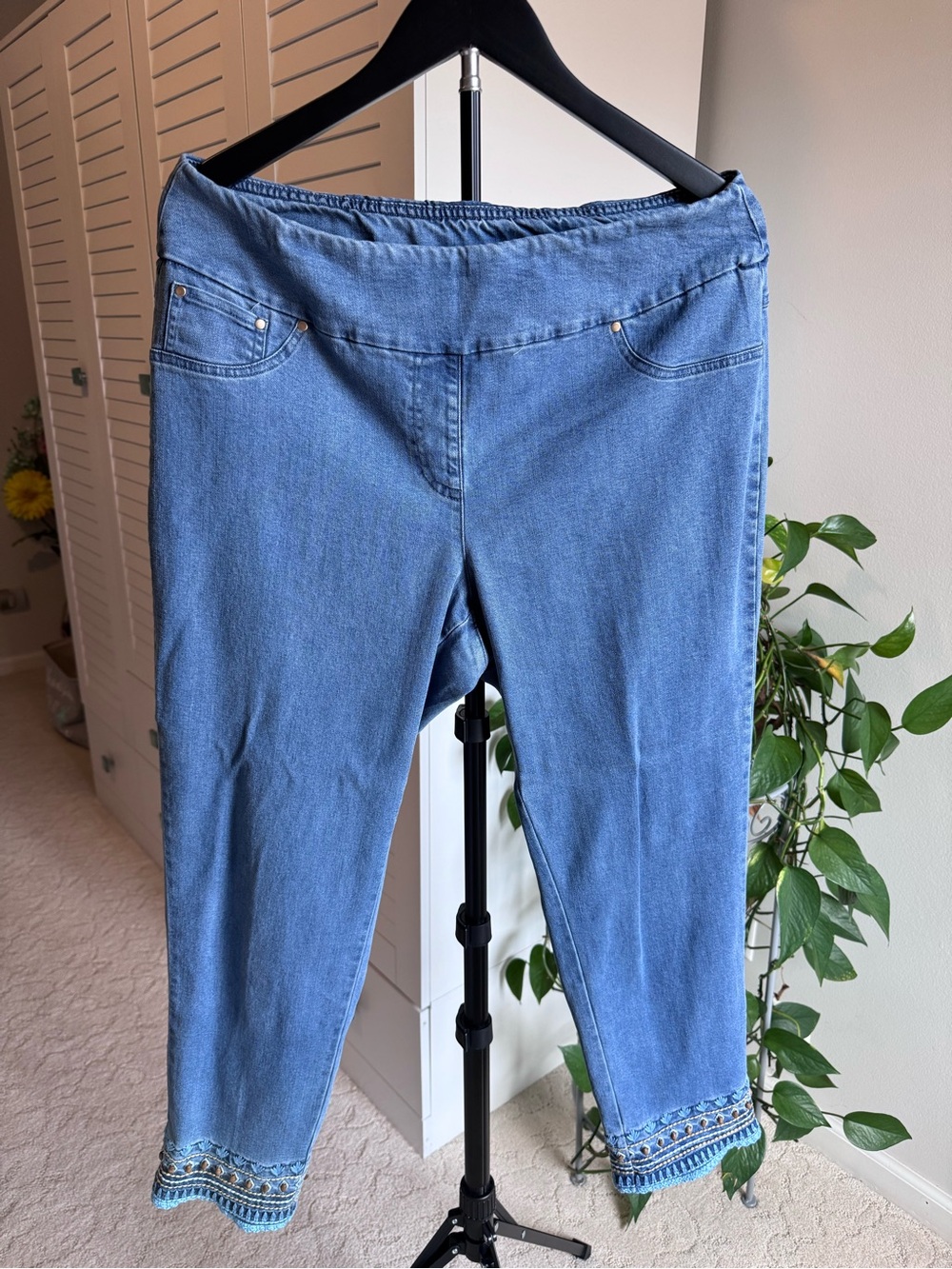 Ruby Rd. Light Blue Embroidered Cropped Jeans SHIPS NOW NEW! - Picture 3 of 9